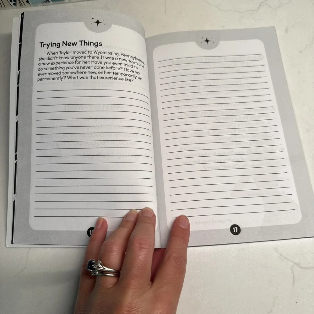 96 Facts About Taylor Swift:‎ Quizzes, Quotes, Questions, and More! With Journal